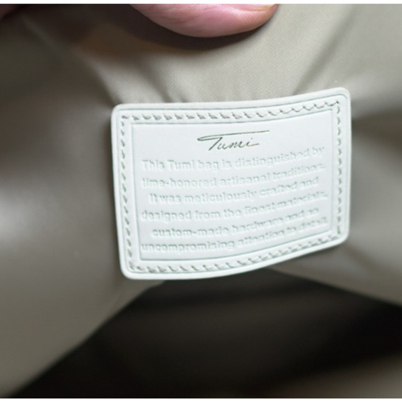 TUMI Two-Toned White Laptop Tote LMT. Collection Sloane 2012 Academia Corpcore - Picture 3 of 13